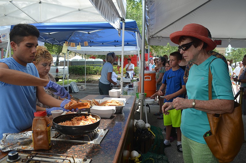 Juan Arambula serves Barb Shaal lobster rolls.
