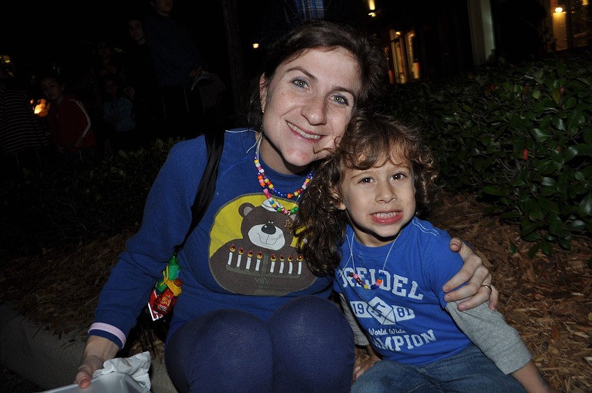 Carli and Eitan Neeman share a hot dog.