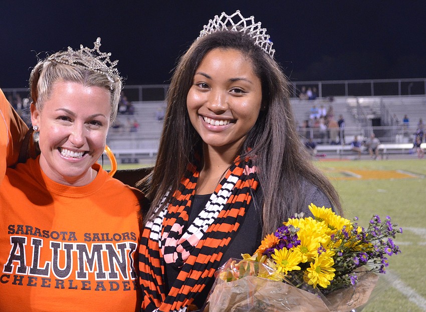 1993 Homecoming Queen, Dawn Mays poses with newly crowned Sydni Battie.