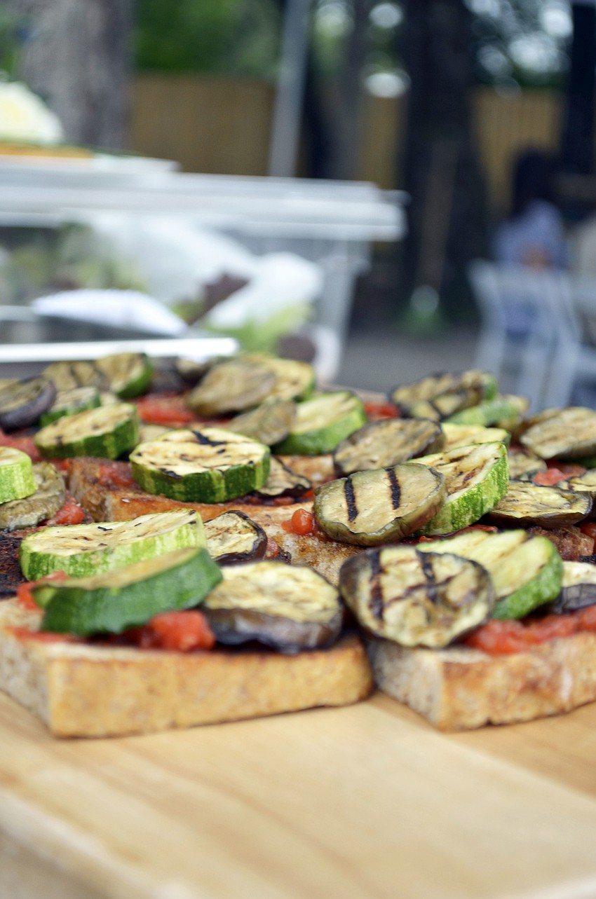 Toasted bread with vegetables