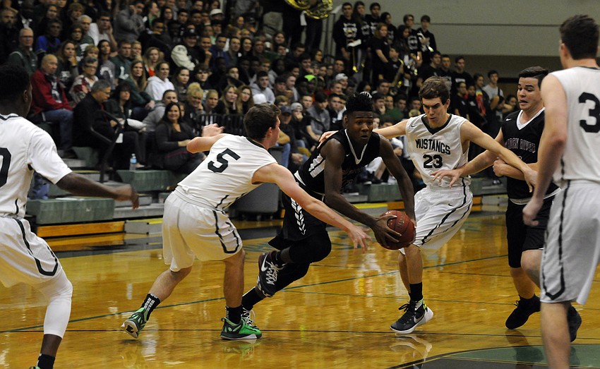 Braden River's Jamal Owens drives to the hoop in the first quarter.