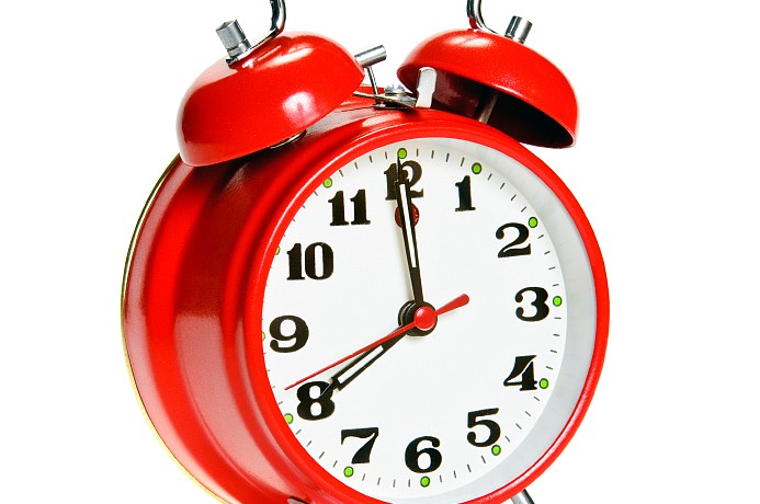 What time should Manatee County middle and high school students start classes?