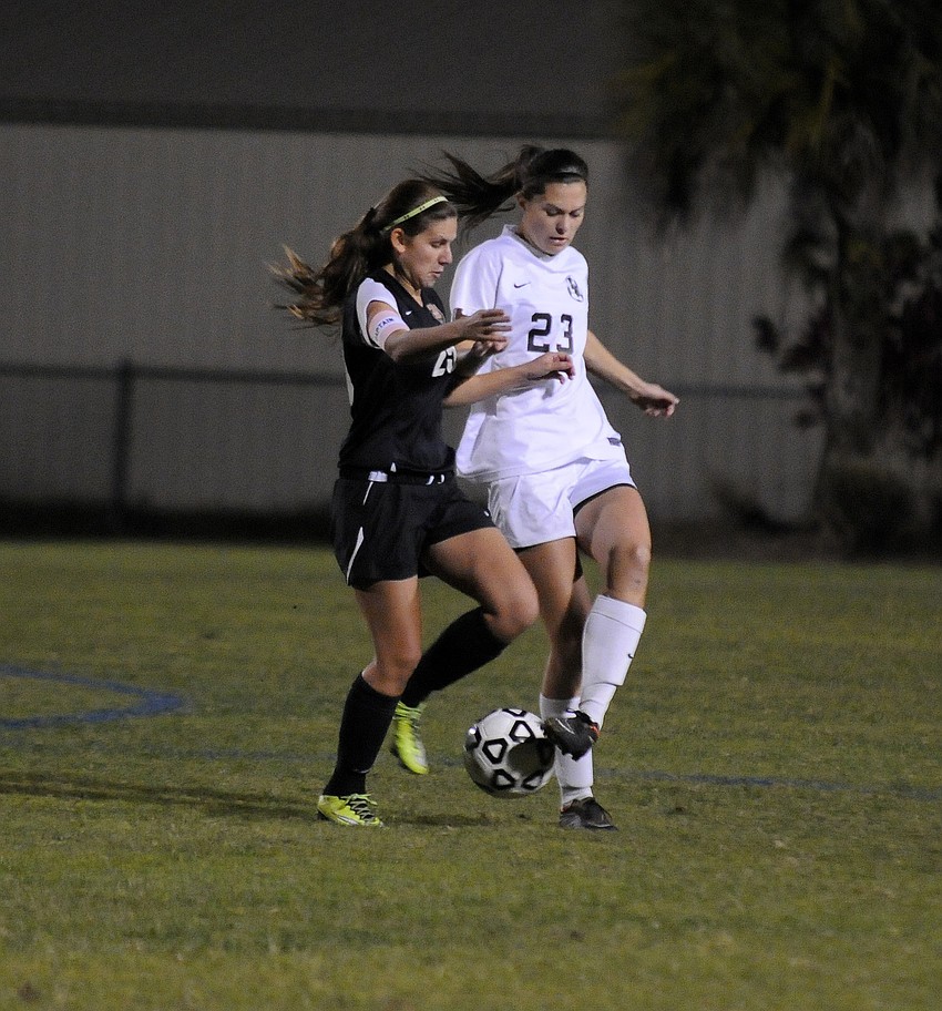 Sarasota's Kirstyn Abbate and Lakewood Ranch's Kerestyn Kesgiropoulos battle for the ball in the second half.