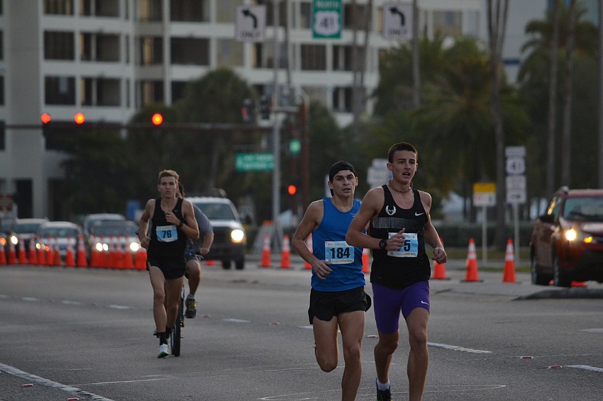 The first runners appear at the entrance to the Ringling Bridge.
