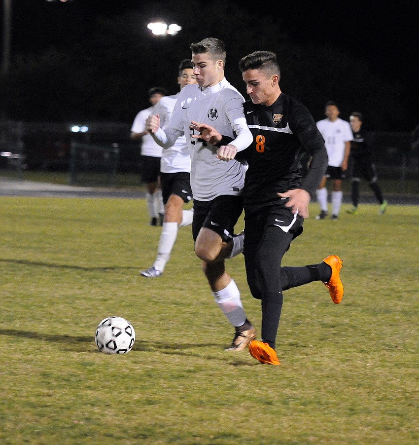 Sarasota's Kerrington Anders and Lakewood Ranch's Travis Freeman fight for the ball during the Class 5A-District 8 semifinals Jan. 19.