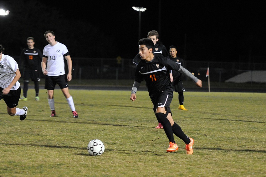 Sarasota sophomore Cesar Luna-Hernandez brings the ball down the field for the Sailors.