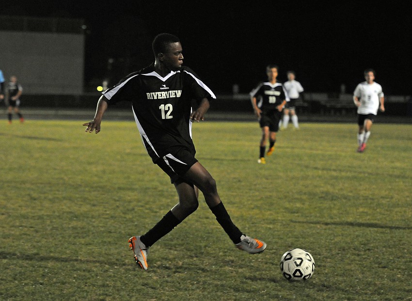 Riverview defender Zach Schandorf-Lacey dribbles the ball in the first half.