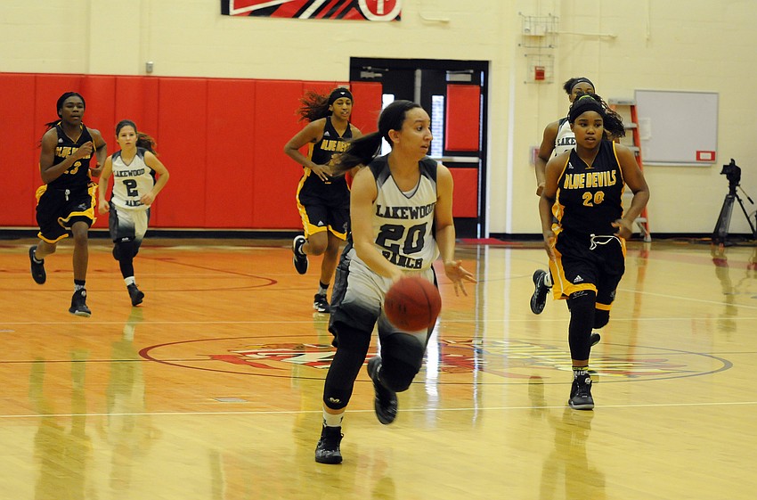Lakewood Ranch senior Elise Spiller drives to the hoop in the first quarter.
