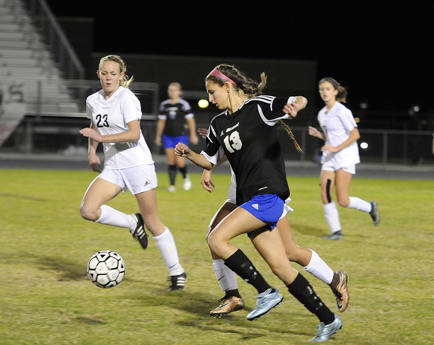 Braden River's Karen Lyvers attempts to hold off Ida Baker's Haleigh Hauck.