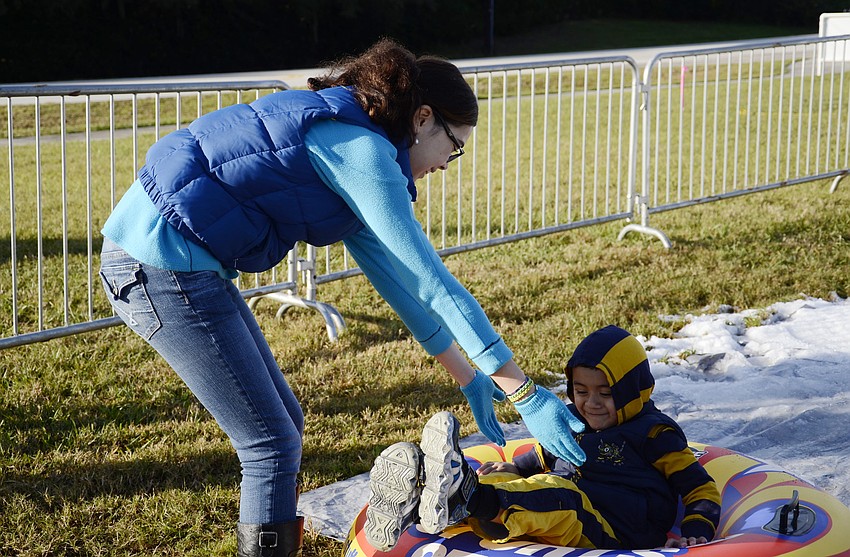 Aaliyah Hirt helps Santiago Godoy out of the inner tube.