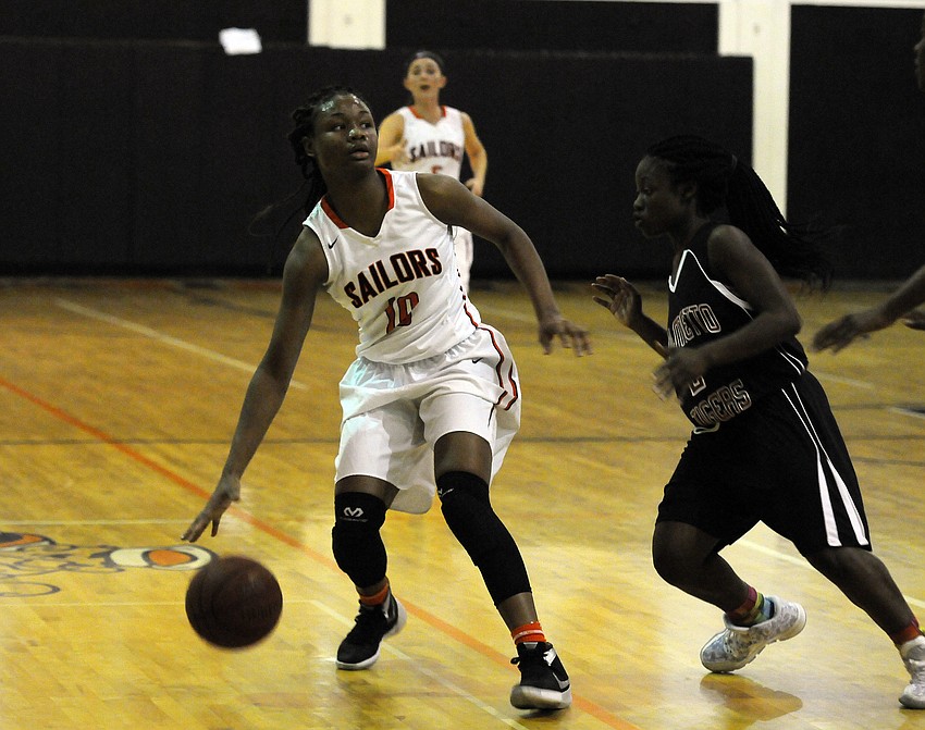 Sarasota sophomore Imani Jones dribbles the ball along the perimeter in the first quarter.
