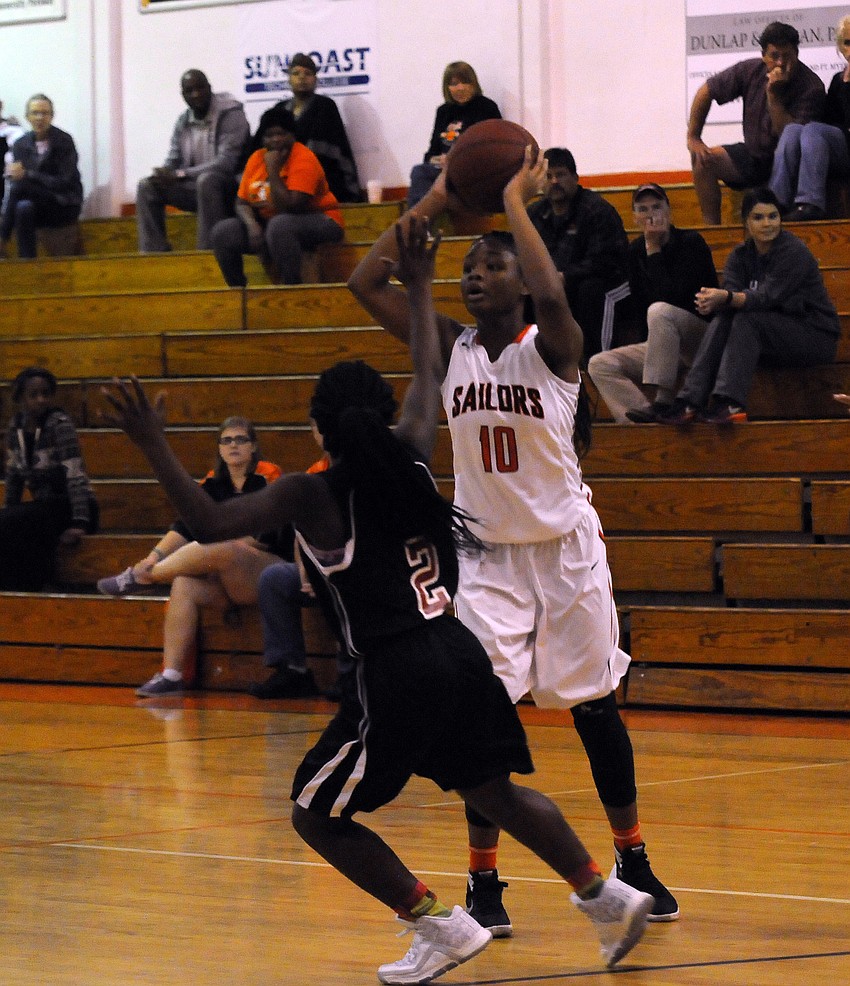 Sarasota sophomore Imani Jones looks for an open teammate in the first quarter.