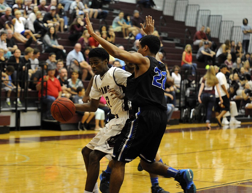 Riverview senior Micah Fenn drives to the basket in the first quarter.