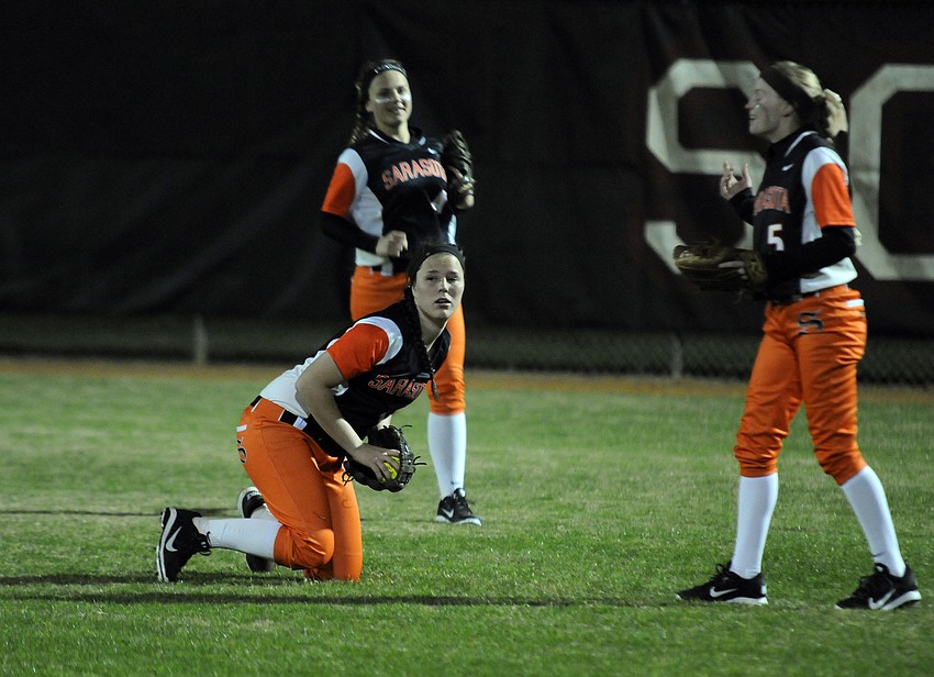 Sarasota second baseman Hannah Roberson makes a diving catch for an out in the second inning.