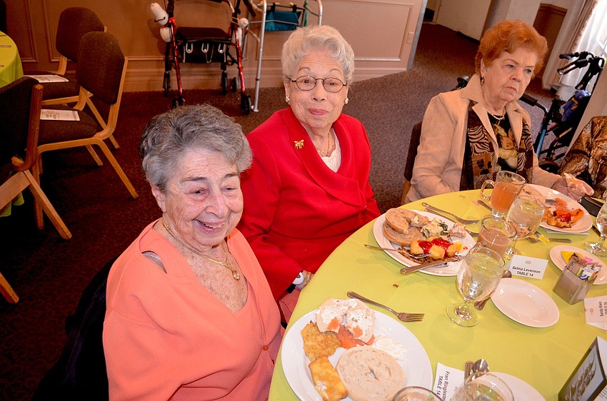 Selma Levenson and Fran Ringlestein enjoy breakfast.