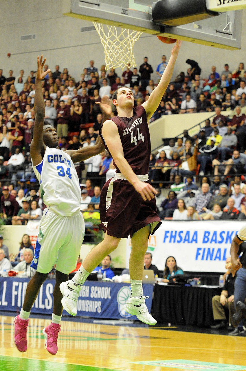 Riverview's AJ Caldwell scores a basket in the final minute of the first half.