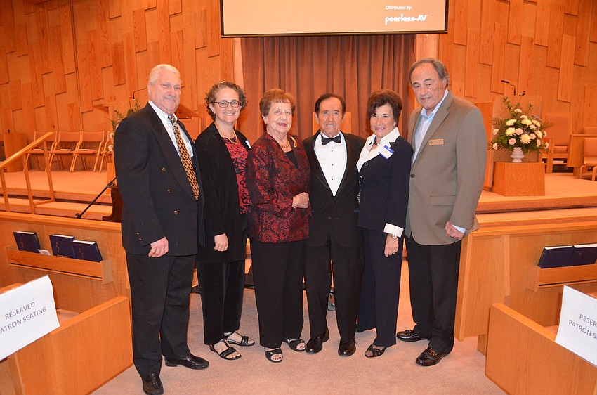 Men’s Club Co-President Roger Goldstein, Tina Fein Dunitz, Shirley Fein, entertainer Arnie and Jill Ross and Men’s Club Co-President Bob Vigder