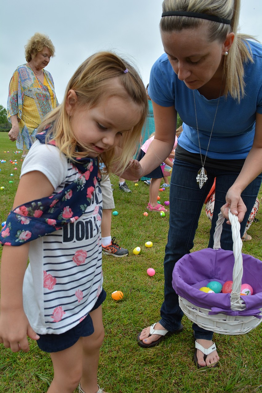 Caylee Skinner and her mom, Crystal, search for specific letters.