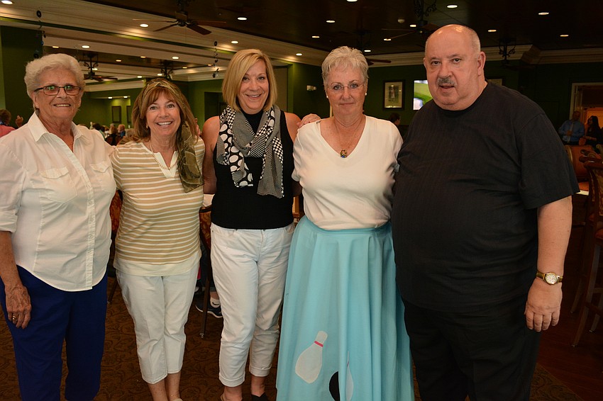Eleanor Sheldon, Pat Battles, Linda Landry and Susan and Bill Broadhurst sit together.