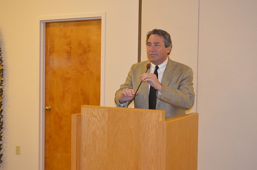 Rabbi Jonathan Katz speaks to the congregation.