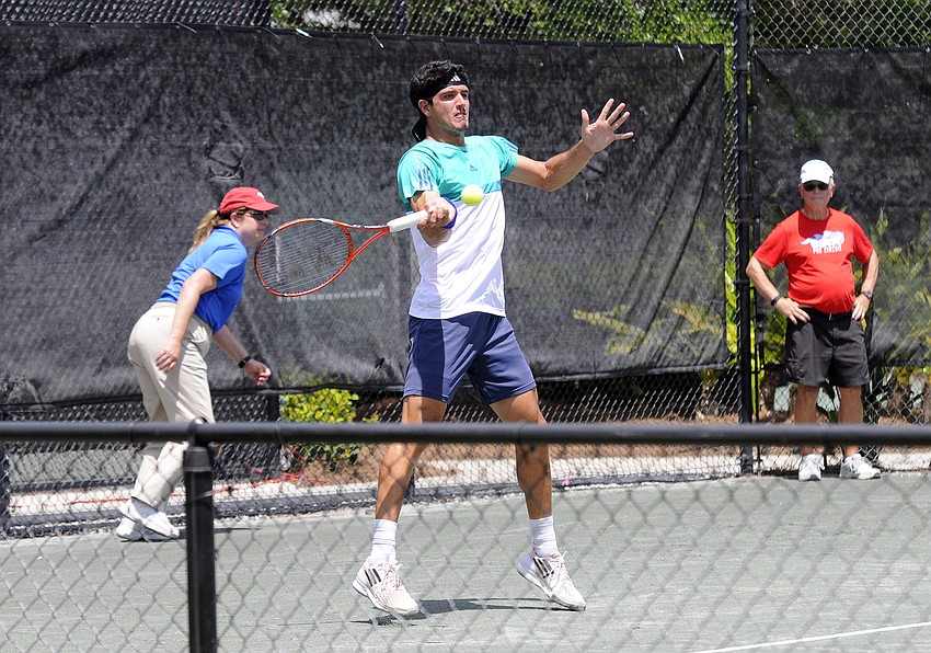 Ecuador's Emilio Gomez won his qualifying singles final versus Juan Manuel Benitez Chavarriaga 6-3, 6-2.