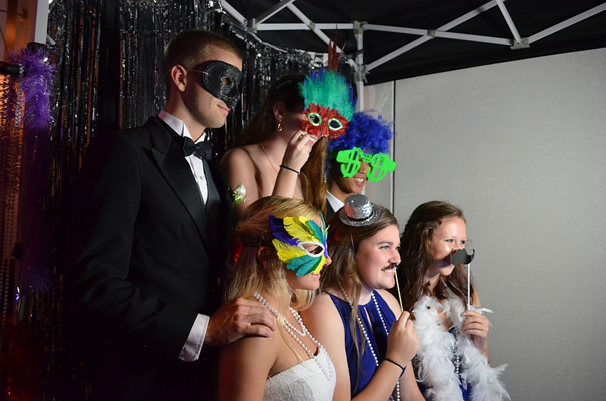 Friends Nick Bilotta, Bria Miller, Patrick Tugawin, Sierra Pitts, Hannah Stallings and Lauren Targaszewski goof around in the photo booth.
