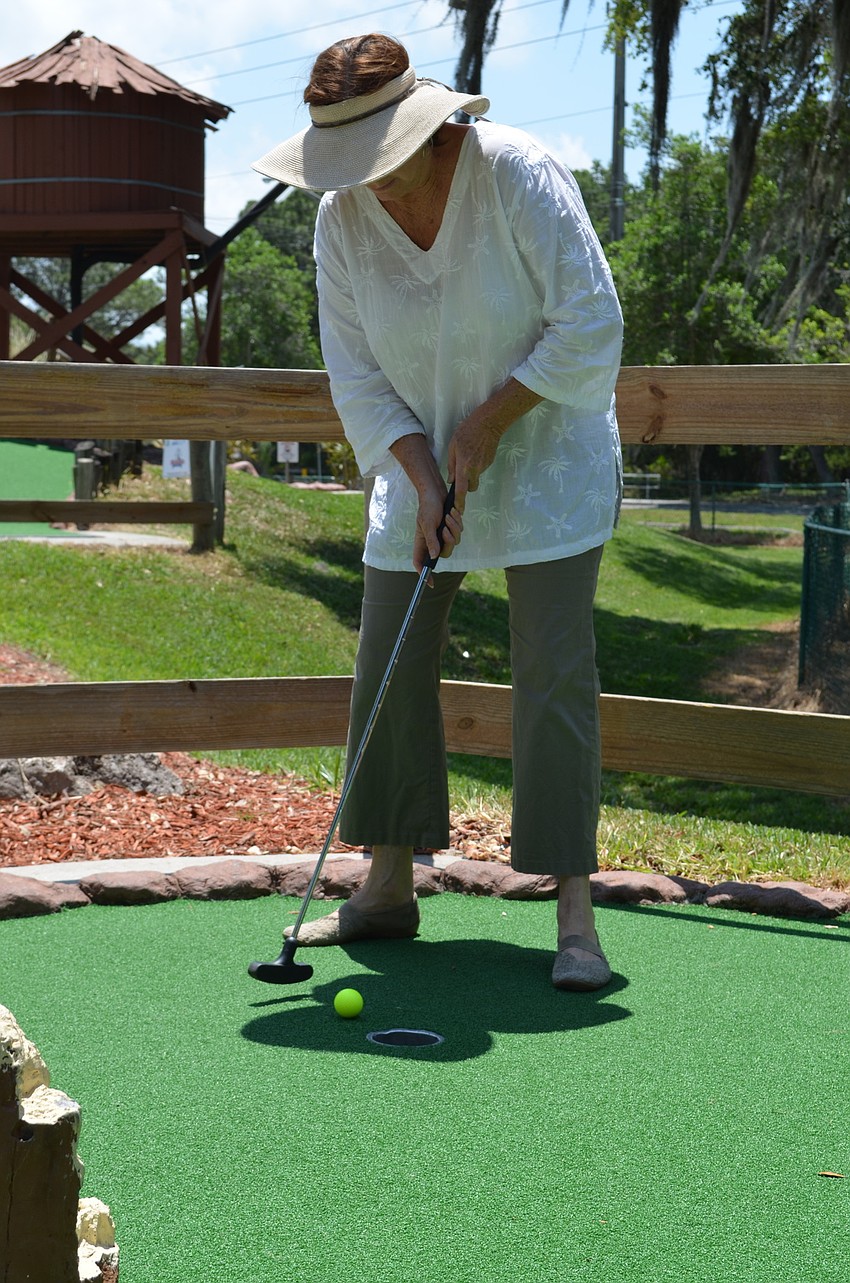 Sue Ann Levin lines up her shot to make par on the second hole.
