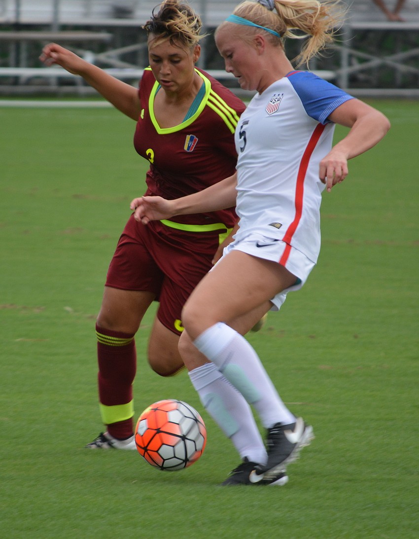 Iceis Briceno of Venezuela battles Civanna Kuhlmann of the U.S.