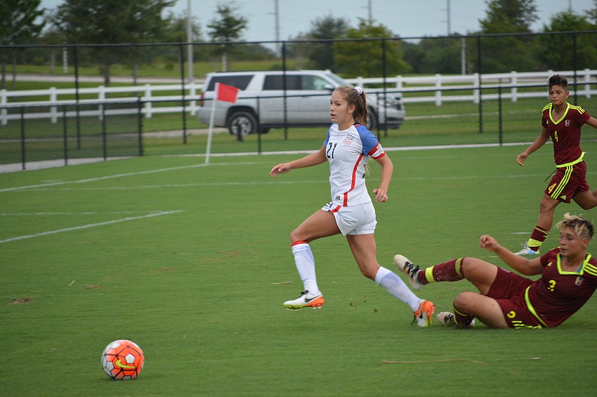 Ashley Sanchez of the United States sprints away from a sliding Sandra Luzardo.