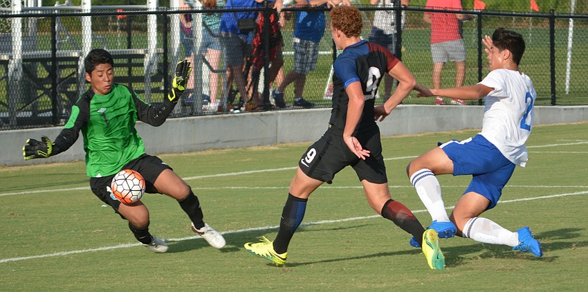 Guatemala keeper Diego Luna denies Joshua Sargent of the U.S . point blank in the first half. Defender Fausto Santizo was late getting to the play.