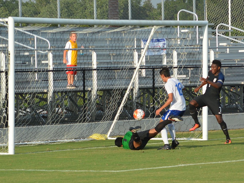 Guatemala keeper Diego Luna is flat on the ground, defender Antony Quevedo can only watch and Ayomide Akinola of the U.S. has a goal.