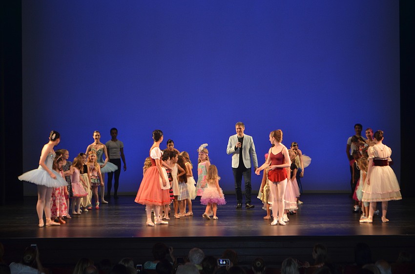 Before enjoying tea, audience members were invited to dance on stage.