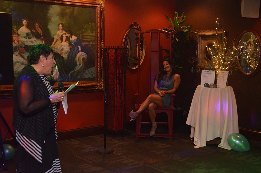 Wendy Katz gives a speech in honor of Rachel Saltzberg. The event was hosted in honor of Saltzberg’s efforts toward the Hershorin Schiff Community Day School.