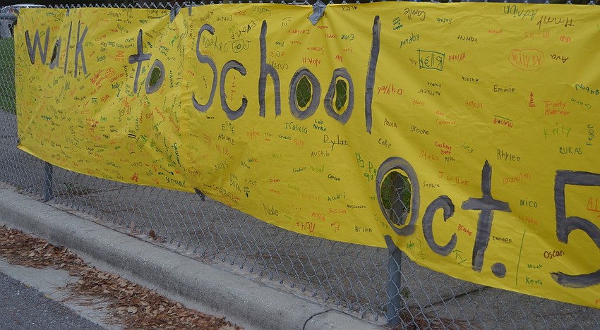 The long yellow sign lets everyone know what day it is.