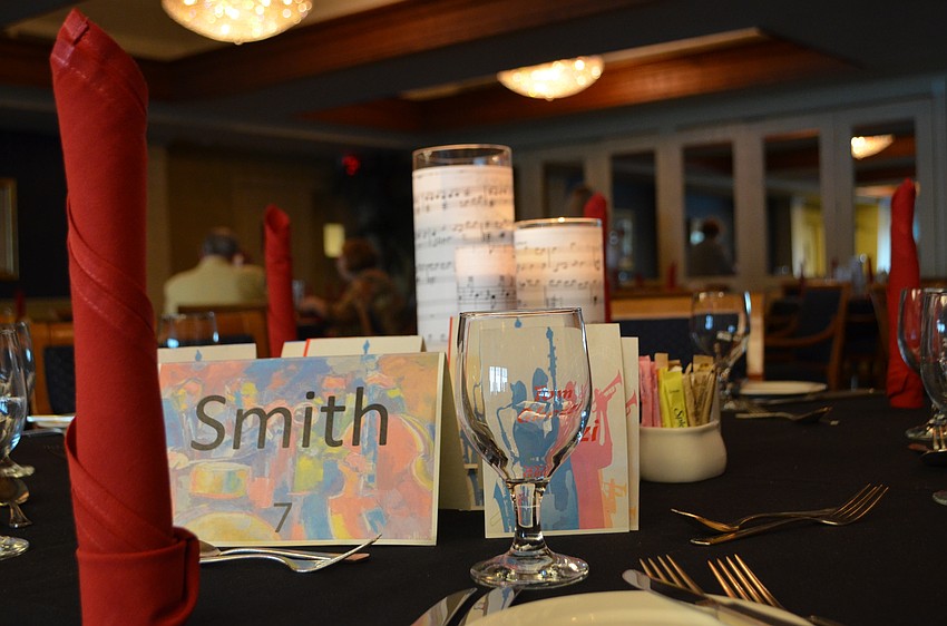 After a cocktail hour, guests enjoyed live jazz music by Eddie Tobin and dinner.