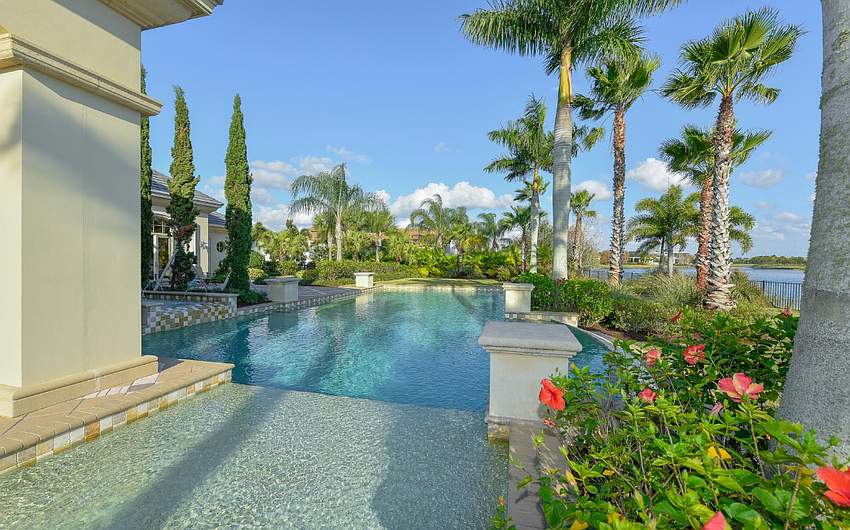 The amazing Pebble Tec pool area is situated close to the lake to give the feeling of enjoying an inlet.