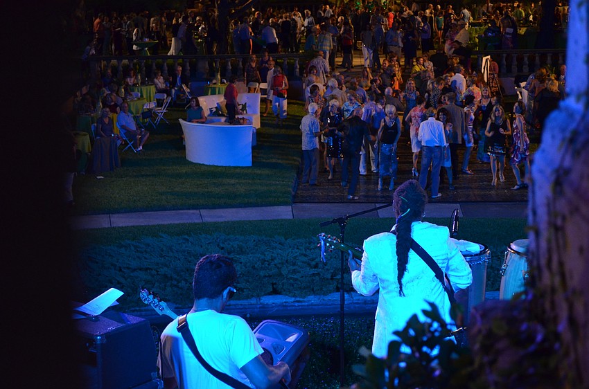 Dendê and Band performs Brazilian music.