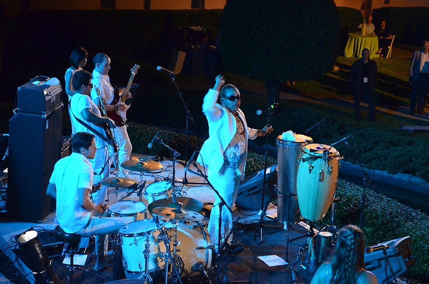 Dendê and Band performs Brazilian music.