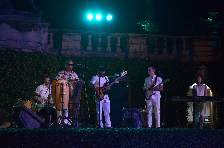 Dendê and Band performs Brazilian music.
