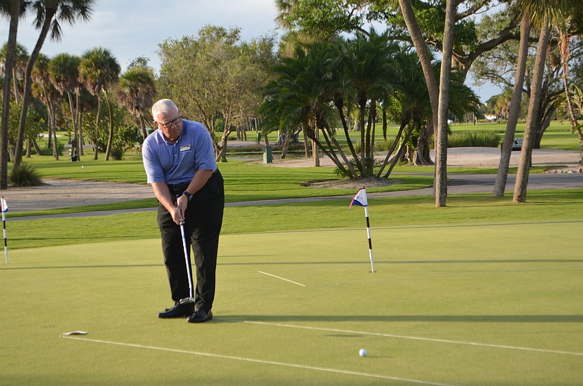 Vice Mayor Terry Gans practices his putt before the putting challenge on Oct. 15.