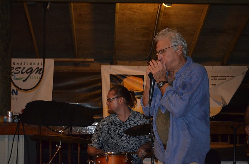 Jimmie Fadden of the Nitty Gritty Dirt Band joined Kettle of Fish on stage.