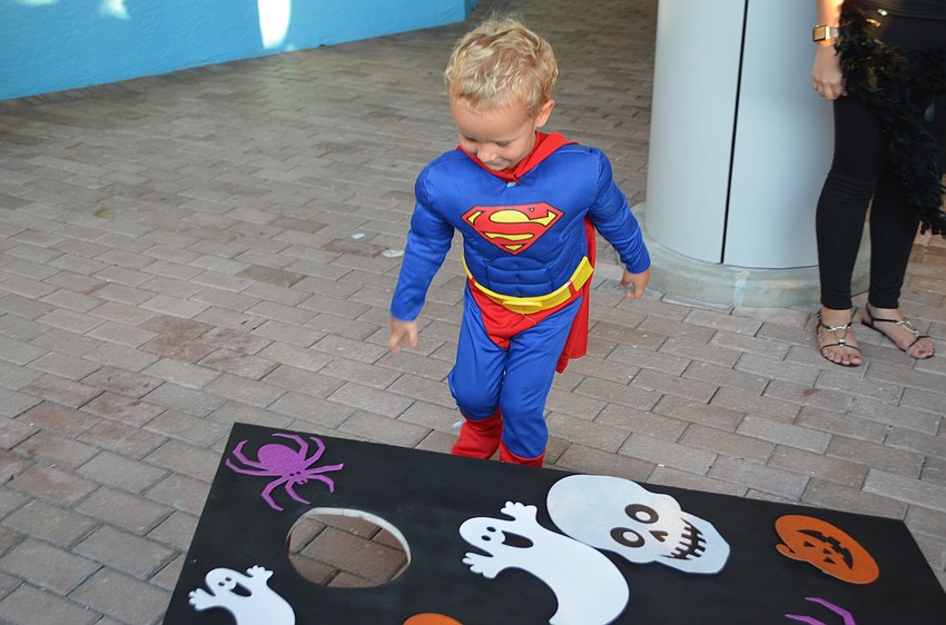 Yanick Welihozkiy, 3, plays a game during Mote’s Night of Fish, Fun and Fright.