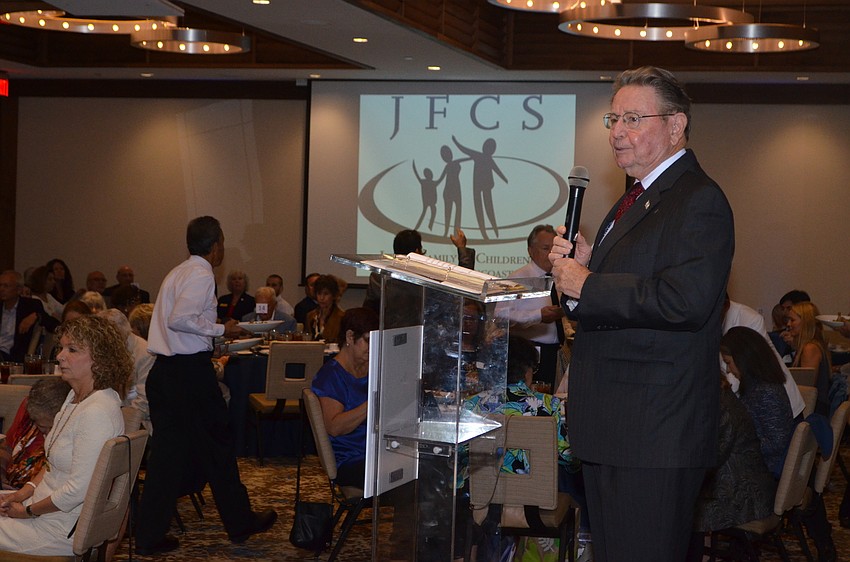 Rabbi Howard Simon says the brachah rishonah prayer.