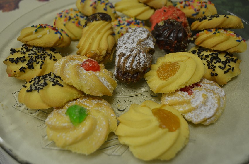 Club members enjoyed cookies and other sweet treats before the meeting began.