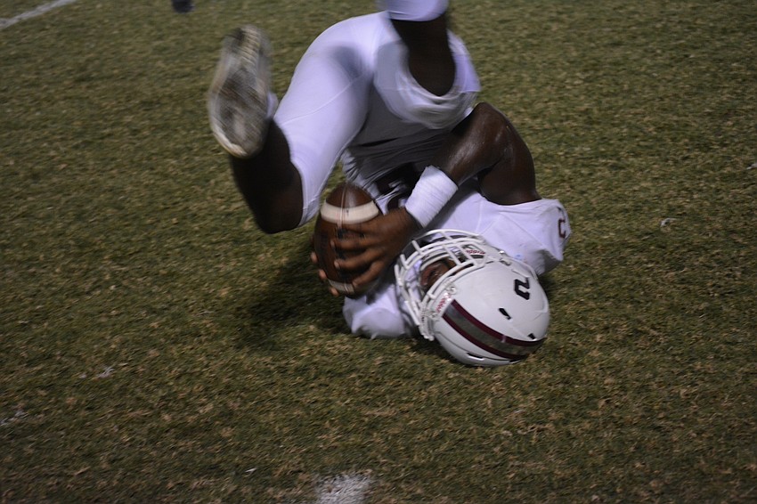 Braden River running back Deshaun Fenwick makes a diving catch.