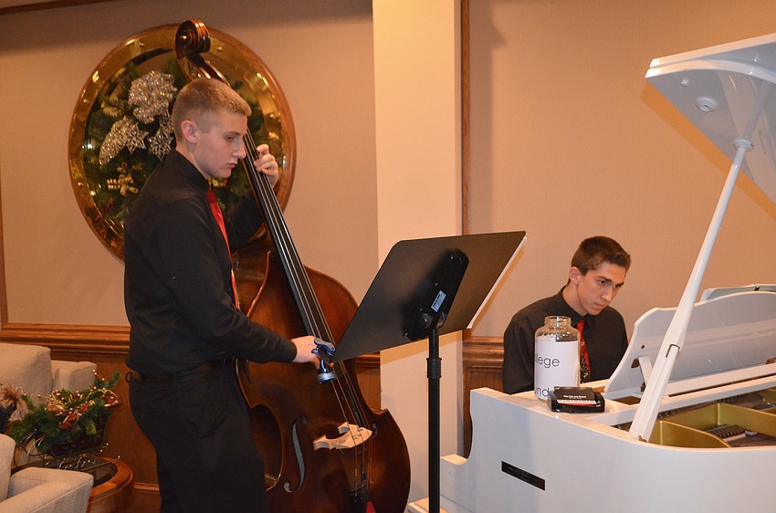 The Pine View Jazz Quartet performed while guests enjoyed a cocktail hour.