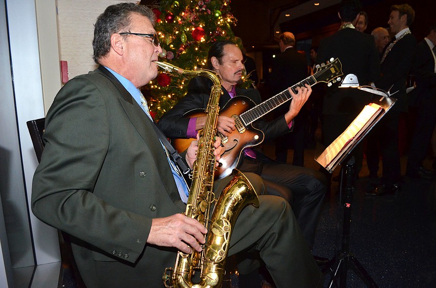 Tom Ellison and Andre Roy of The Royz Band perform for attendees during cocktail hour.