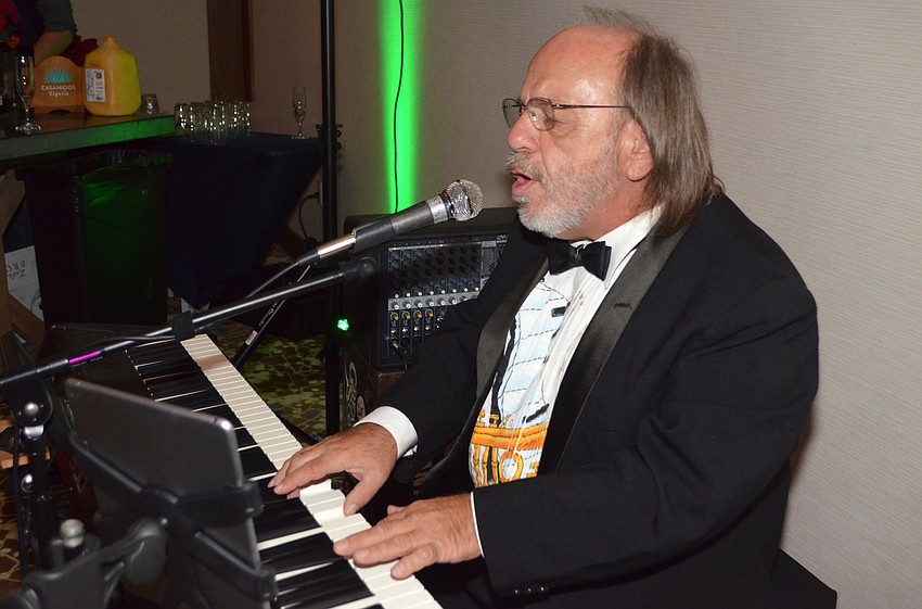 Keyboardist/vocalist Michael “Mike Solo” Pizzi performs for guests.