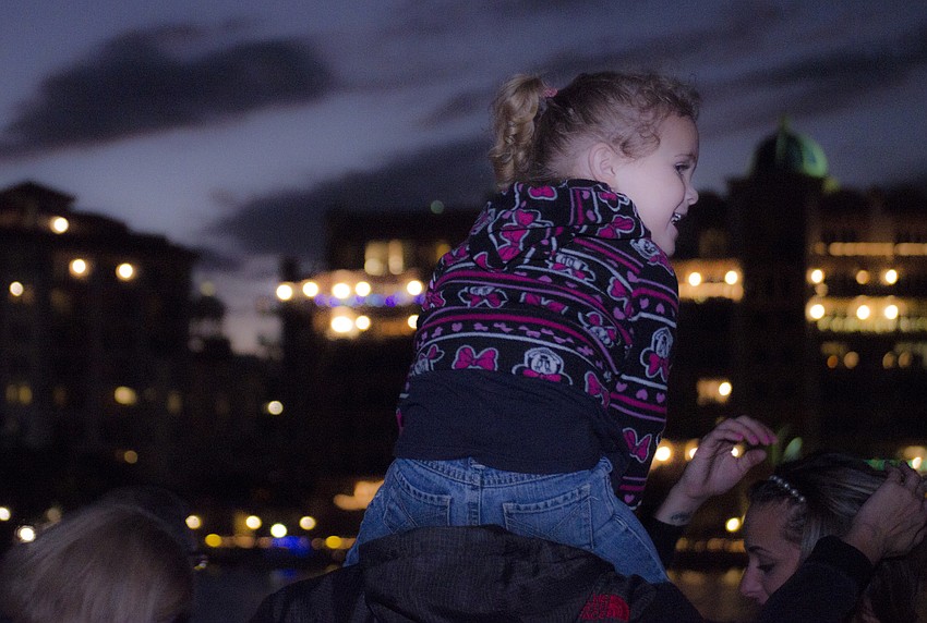 Layla Parsons smiles after getting settled on her father’s shoulders.