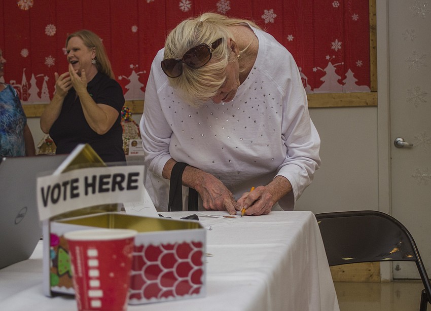 Janet Smith writes her vote for the people’s choice award.